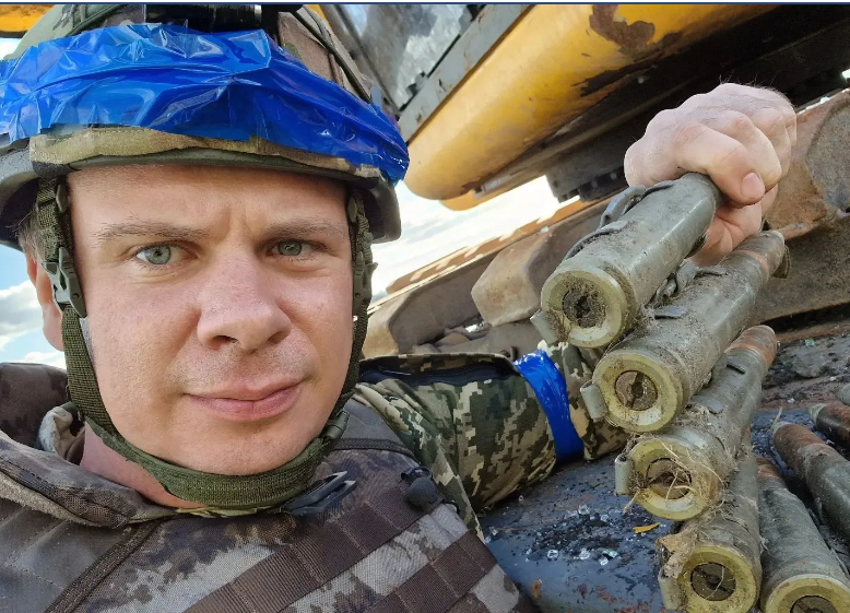 Дерев'яні "Калаші" і навчальні гранати: Дмитро Комаров показав "зброю", з якою окупанти приїхали в Україну